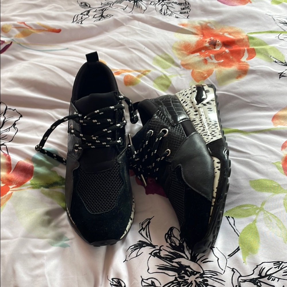 Steve Madden Black and White Sneakers Size 9